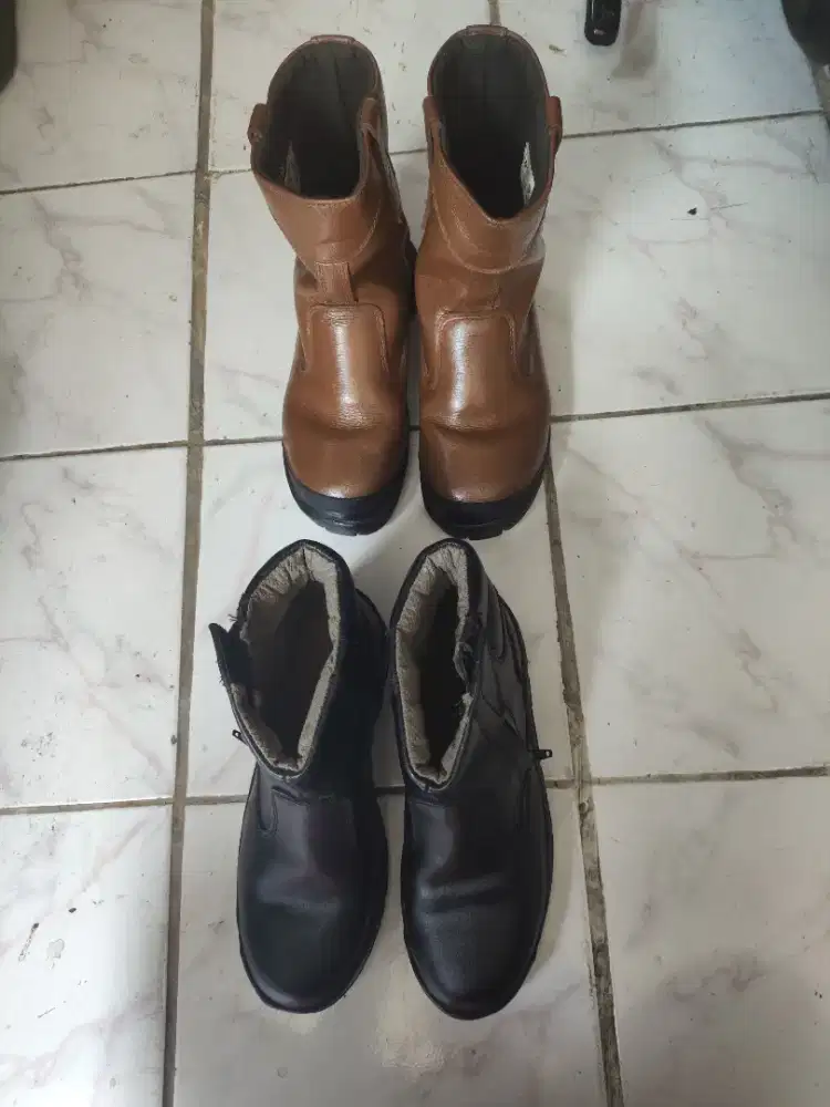 Sepatu safety pria nomor 42