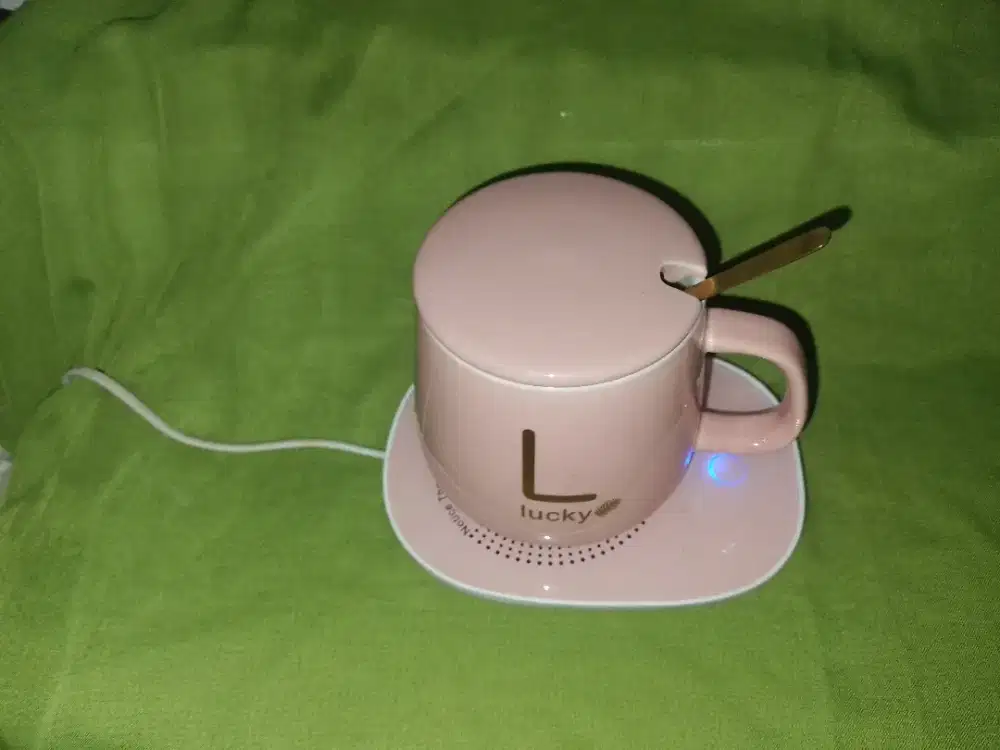 mug listrik dengan alas pemanas