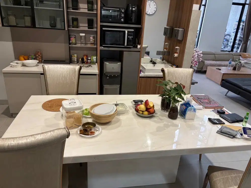 Di jual meja makan + kursi nya bahan marmer