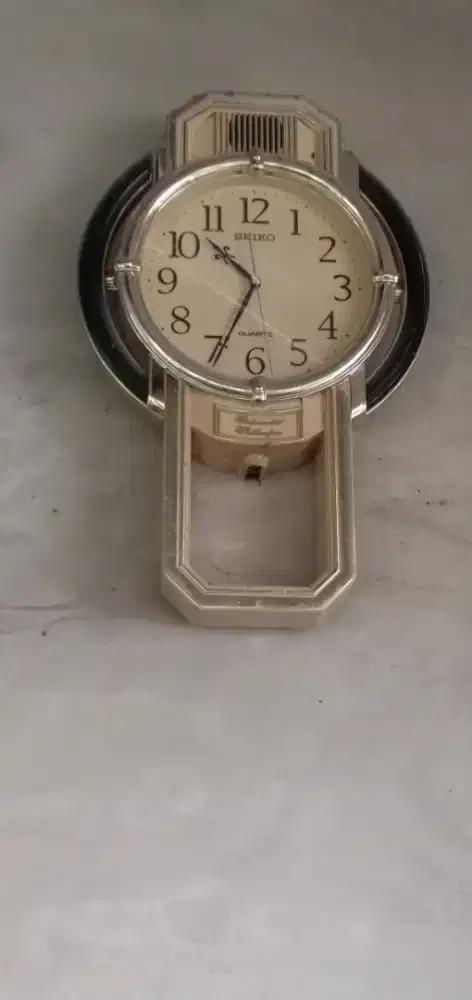 Jam dinding bunyi waktu sejam