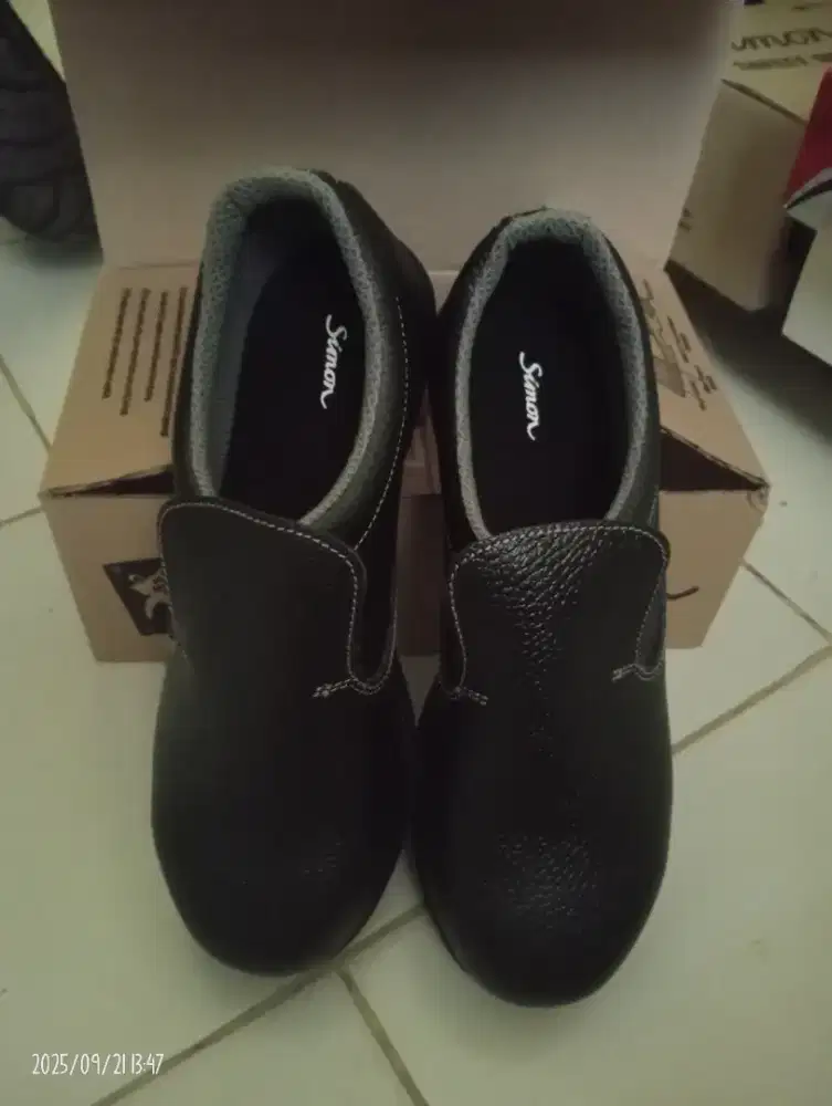 Sepatu safety merk simon