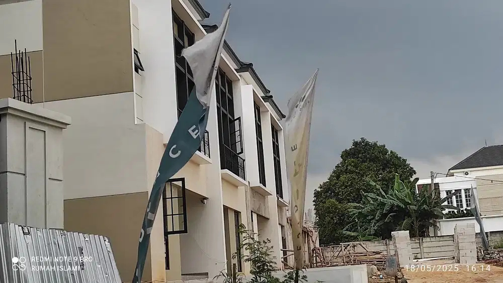 Rumah Premium Classic Style Super Strategis Bebas Banjir di Rawalumbu