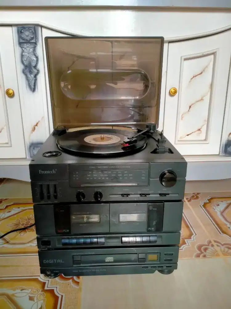 Vintage Merk Frontech Mini Tower Streo Record/Turntable DVD Radio Tape