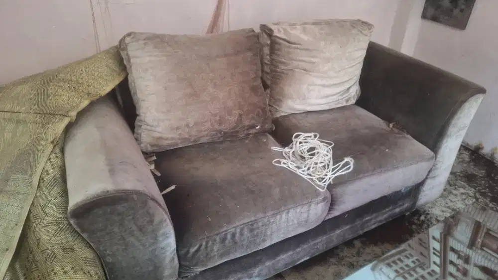 Sofa seater 2, empuk, tebal, 150 x 80 cm