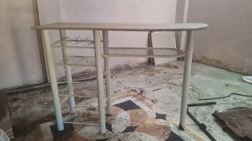Meja minibar, tirisan gelas dan piring