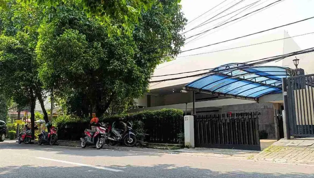 Dijual Rumah Lokasi Pinggir Jalan Raya di Tebet Jakarta Selatan