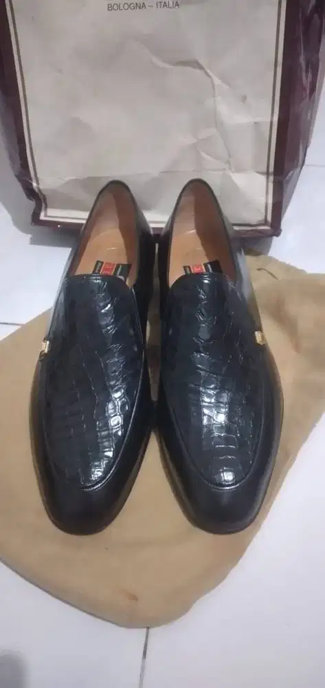 Sepatu Testoni made in Italy