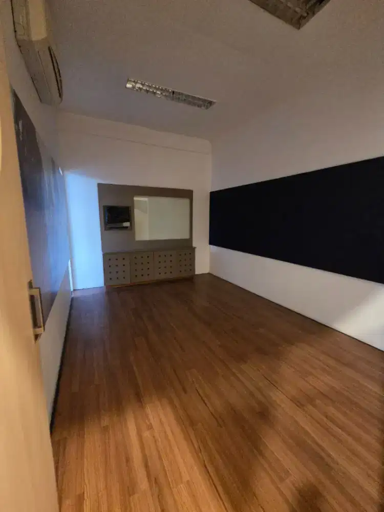 Disewakan - Ruko Strategis  (3 Lantai) di Raya Jemursari