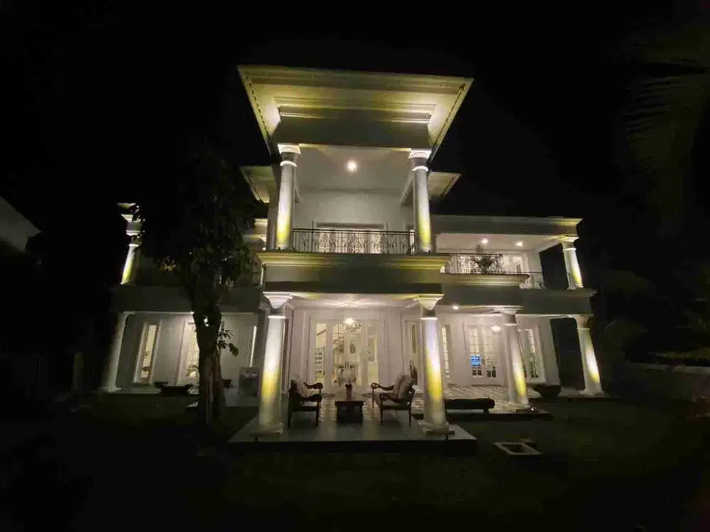 Rumah SEWAAN dengan halaman yang luas dan ARSITEKTUR yang MEWAH dan megah fully furnished