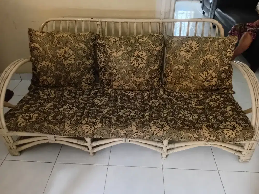 1 set kursi tamu rotan peninggalan zaman Belanda