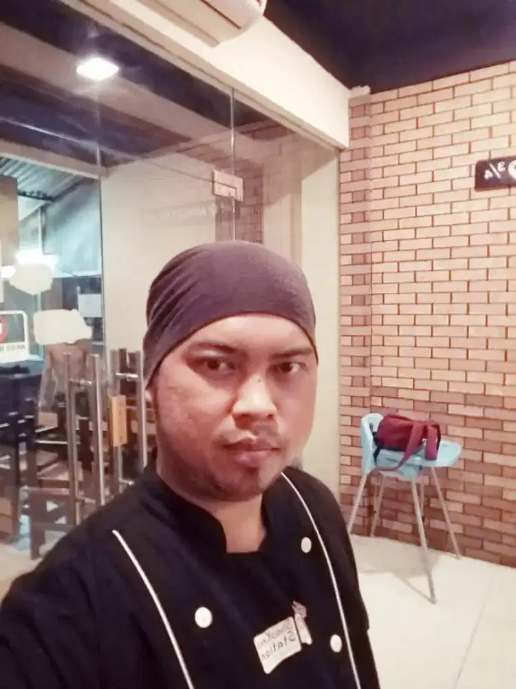 sedang mencari pekerjaan untuk posisi cook/koki