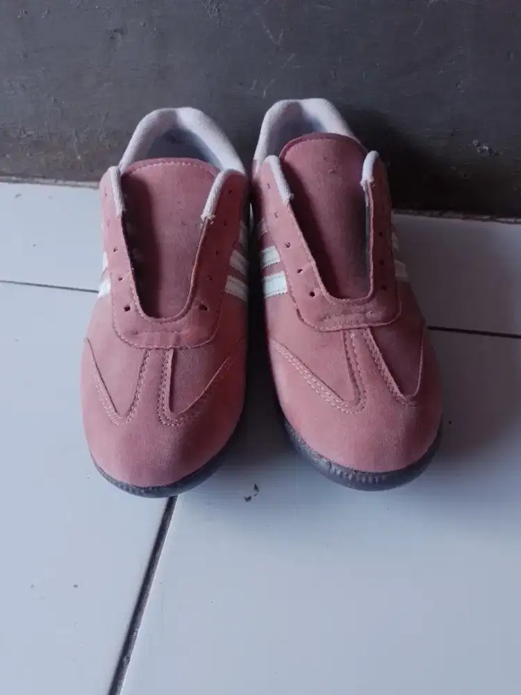 Sepatu Sneakers Kasual Pink dengan Aksen Garis Putih