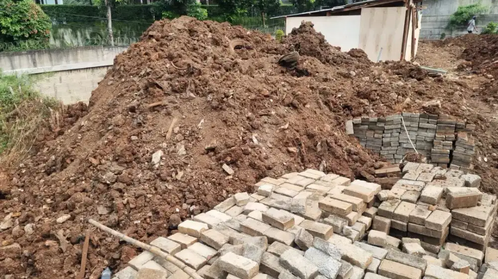 Urugan puing tanah merah campur pengurugan urug buang puing sampah