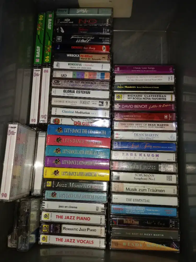 Ragam kaset dan CD jadul lawas vintage