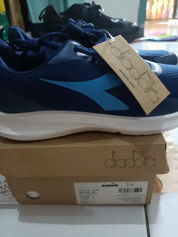 Sepatu running Diadora