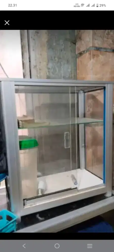 ETALASE KACA LAYAK PAKAI