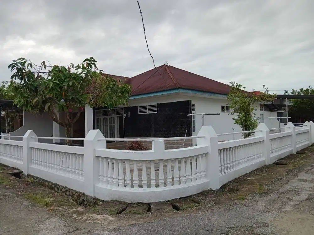 DI KONTRAKKAN PERTAHUN RUMAH DENGAN 4 KAMAR TIDUR 2 KAMAR MANDI