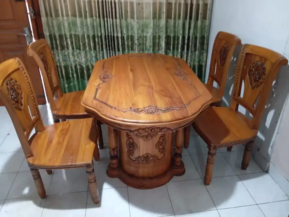 Dibeli terus meja makan bekas anda