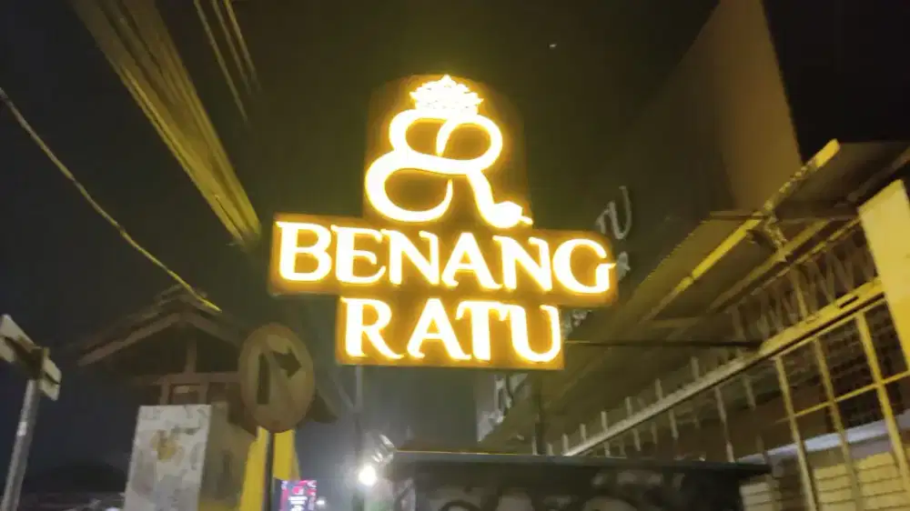 Huruf timbul dan neon box