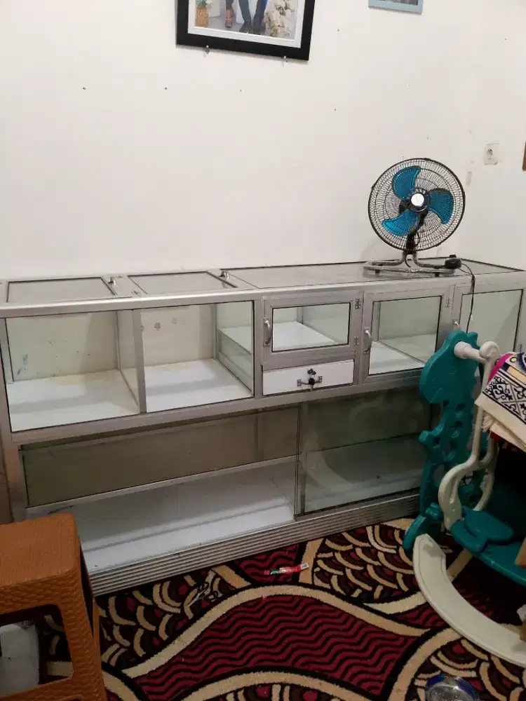 Etalase rokok dan beras untuk warung