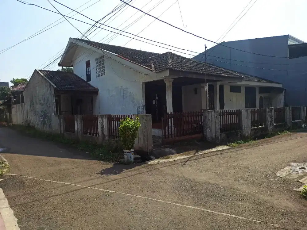 Rumah di hook cocok untuk usaha atau kost. Hitung harga tanah nya saja