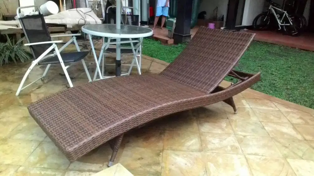 2026BP (RS01) KURSI KOLAM / LOUNGER ROTAN SINTETIS