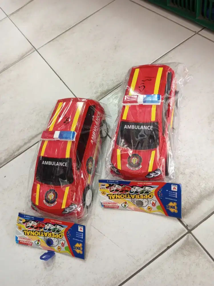 Mainan anak mobil ambulan