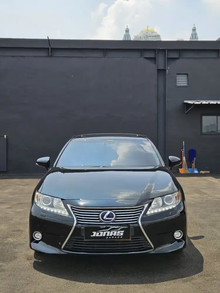 Lexus Es300h Black on Beige