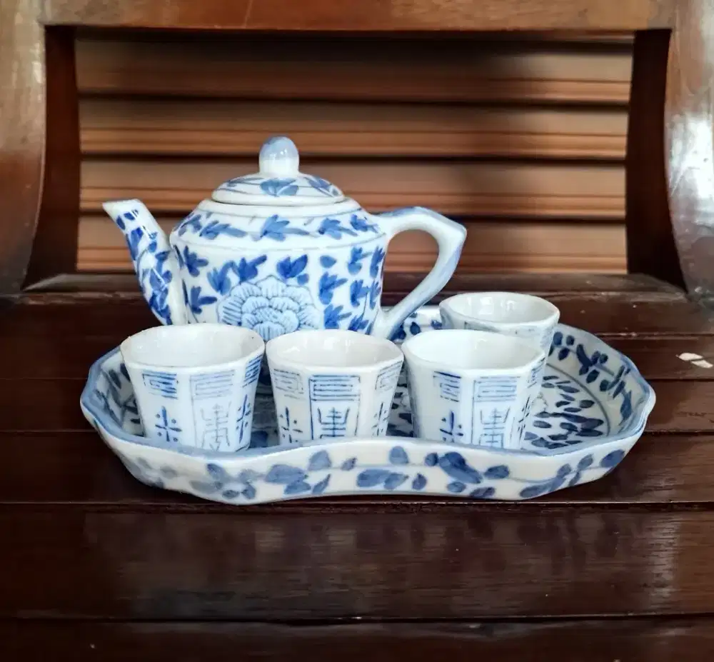 Pajangan porselen mini Teko set sesuai foto