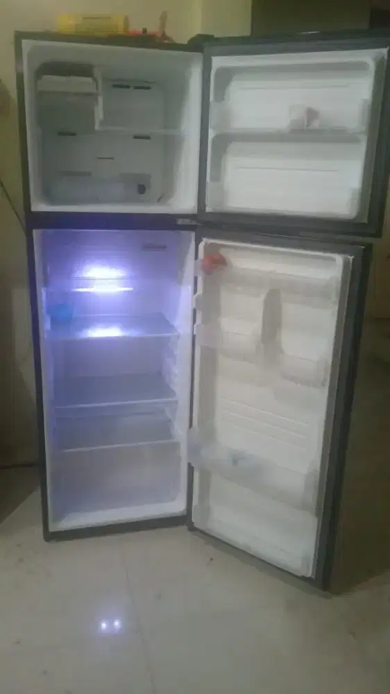 Kulkas Sharp 2pintu ukurang 256L