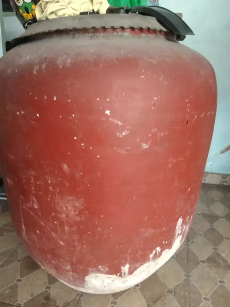 Gentong tanah liat besar