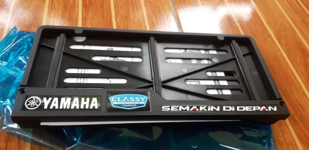 Dudukan kaleng plat motor bawaan dealer