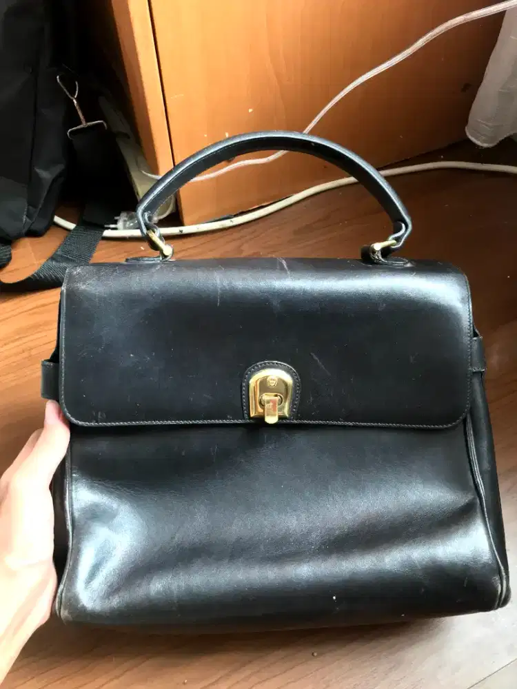 Tas ibu pejabat Aigner Ori
