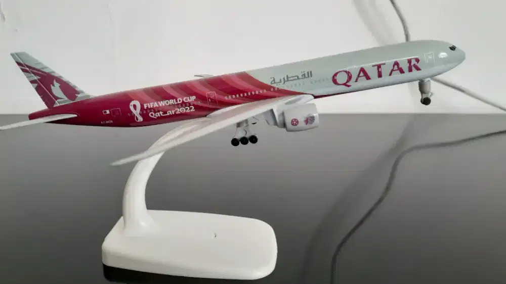 Miniatur pesawat Qatar airways boeing 777 limited edition.