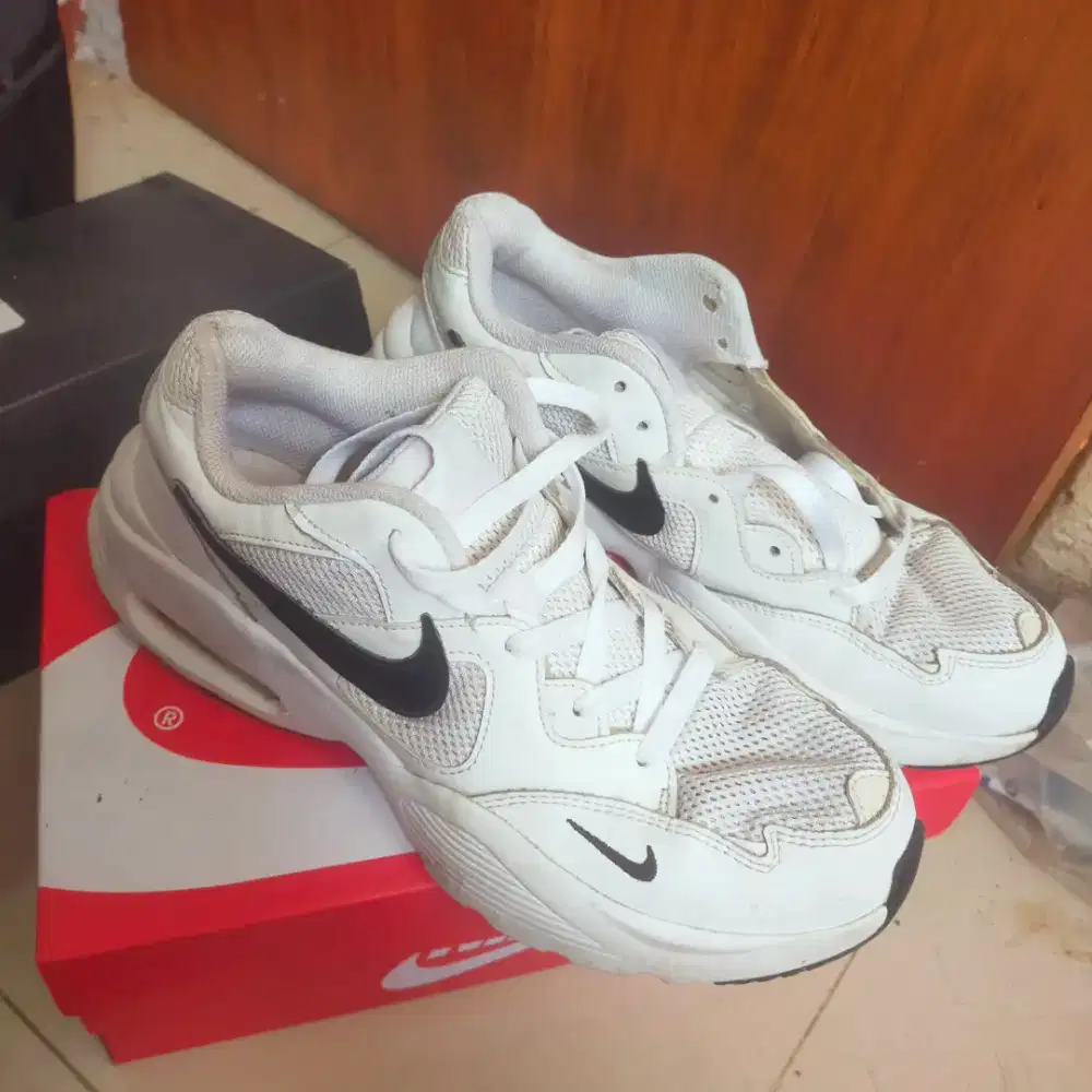 Sepatu Nike run putih