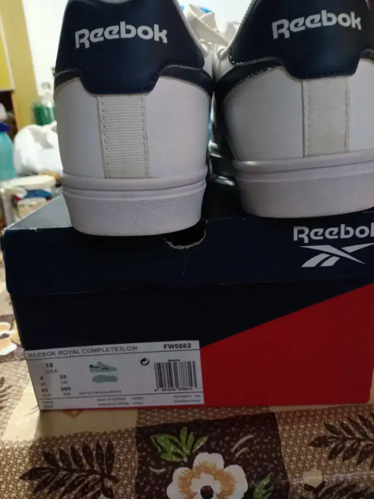 jual santai sepatu cats Reebok mulus kondisi 98% ukuran 42-43