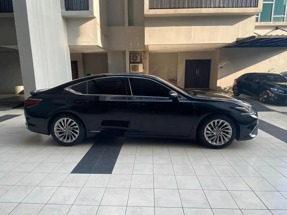 Lexus ES300h Hitam