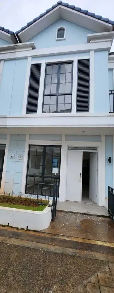 Jual Cepat ! Rumah Mewah Lavon 2 Montana 3 Lantai Double Decker