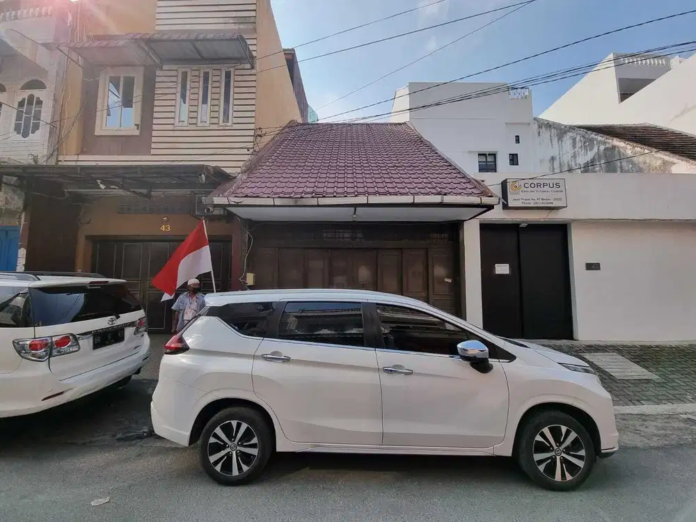 Rumah Tua di Jalan Prapat ( Madong Lubis )