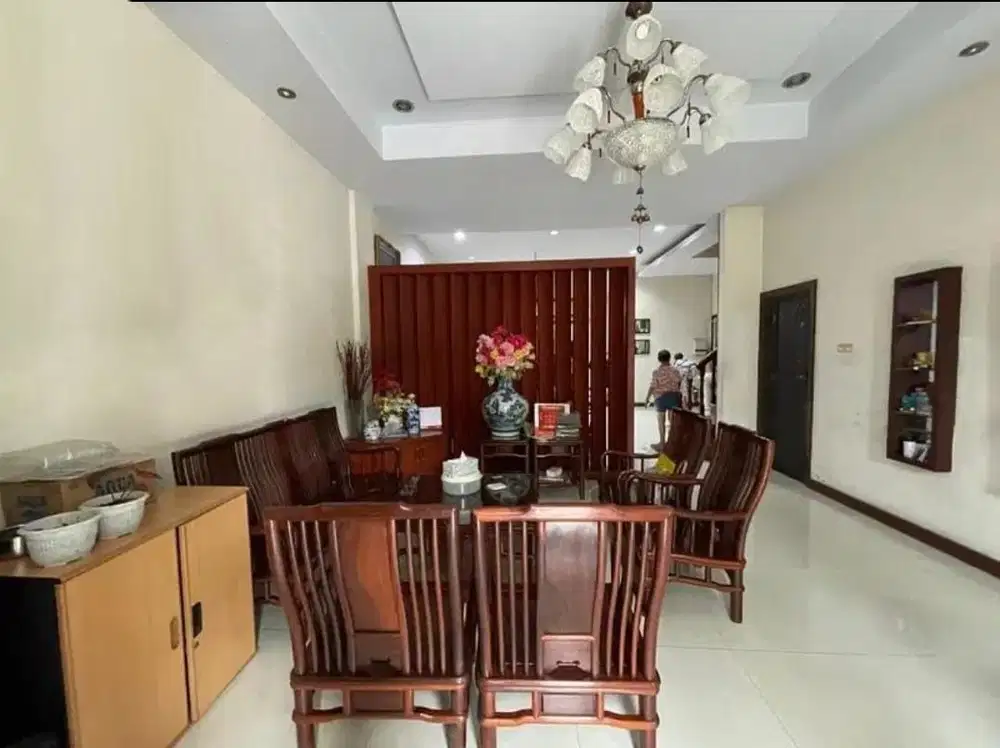 Villa di Komplek The Crown ( Jalan S Parman )