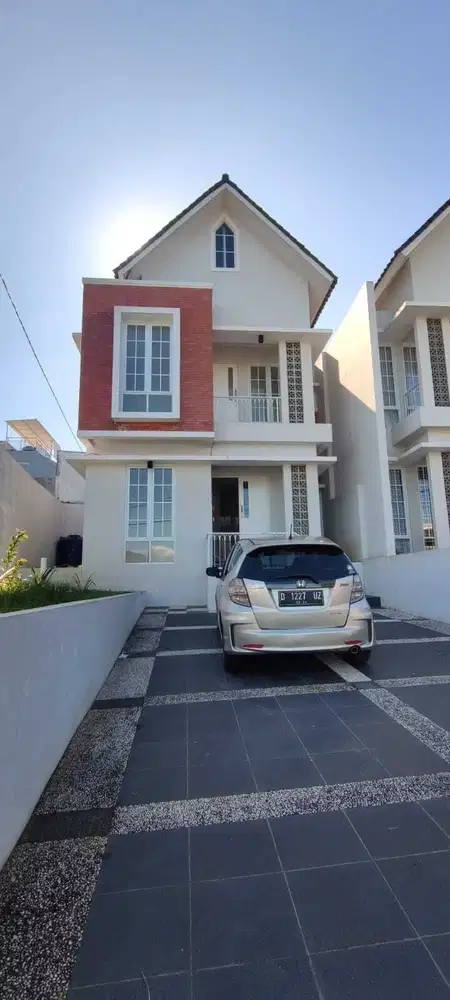 Dijual rumah 2 lantai view kota di Sariwangi dkt ciwaruga cihanjuang