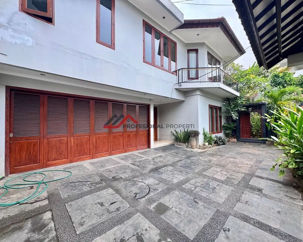 Rumah Siap Huni Halaman Luas Dalam Komplek