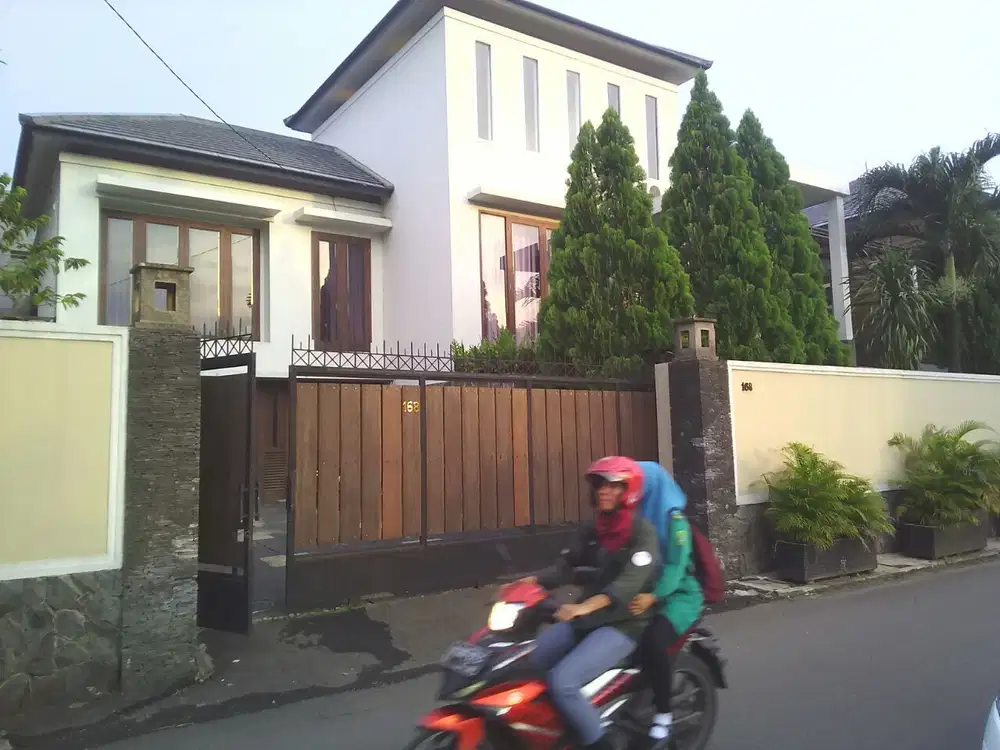 Dijual rumah mewah di Jalan Benda Jagakarsa, Jakarta Selatan