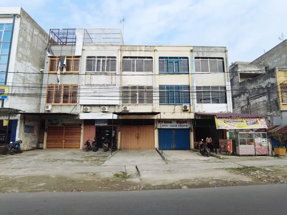 Ruko di Jalan Yos Sudarso ( Dekat Putri Hijau )