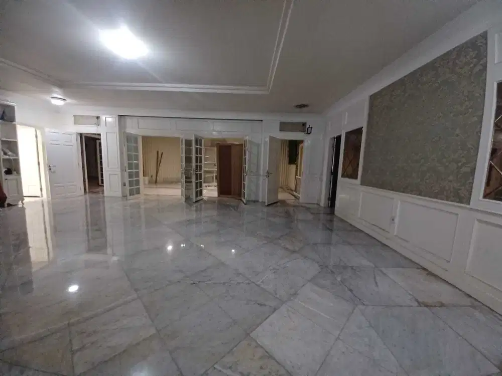 Rumah Gandaria di jalan raya, lokasi bagus dan strategis