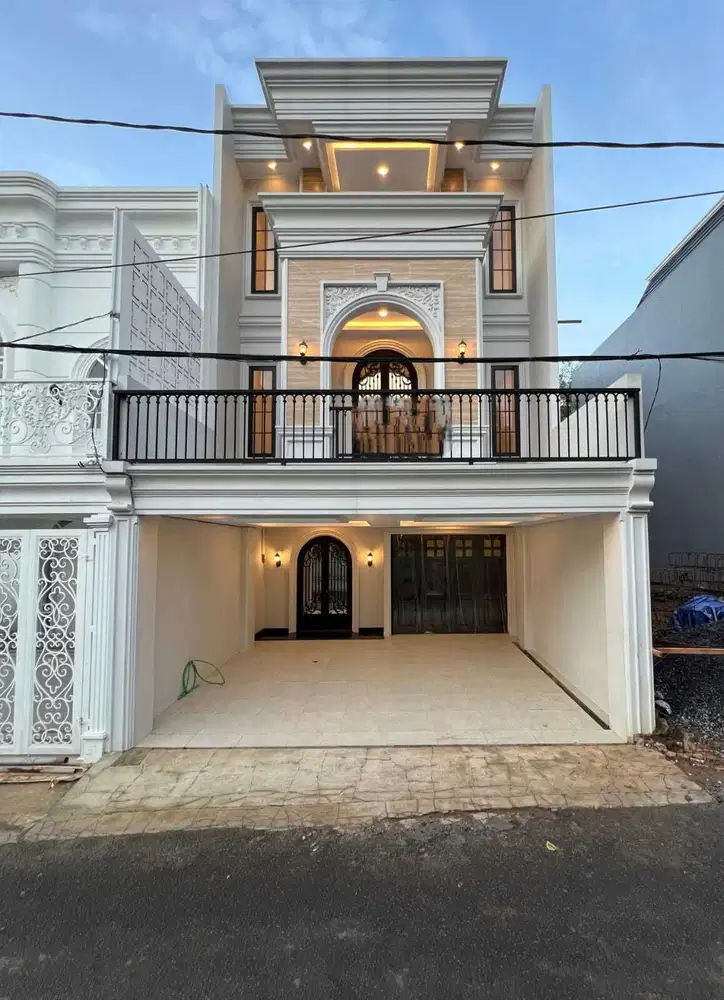 Di Jual Rumah Strategis di Jagakarsa American Style with Private Pool