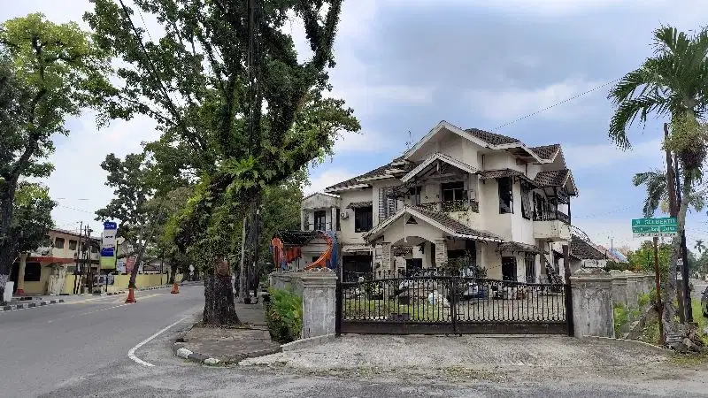 Dijual Rumah bertingkat Lahan luas Posisi Hook  jln Wahid Hasyim Medan