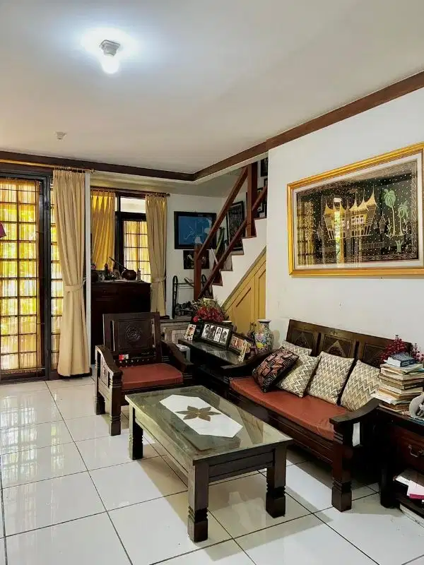 Di jual Rumah 2 lantai Hoek Argenia Sentul city