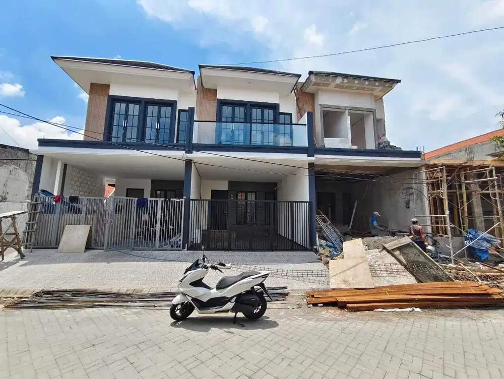 RUMAH BARU GRESS KETINTANG, 2 LANTAI. HADAP UTARA. ROW JALAN 2,5 MOBIL