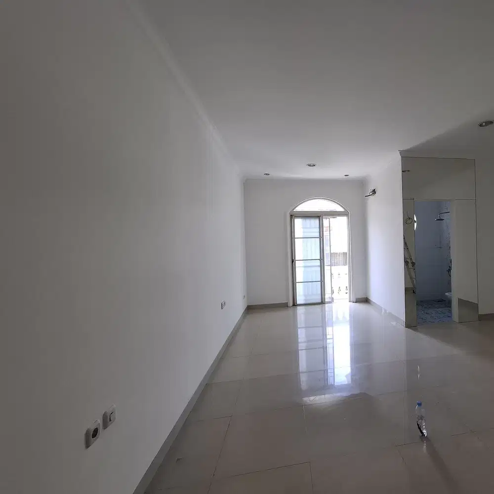 sewa cepat rumah 4 kamar 2.5 Lantai Renovasi dekat RS PIK